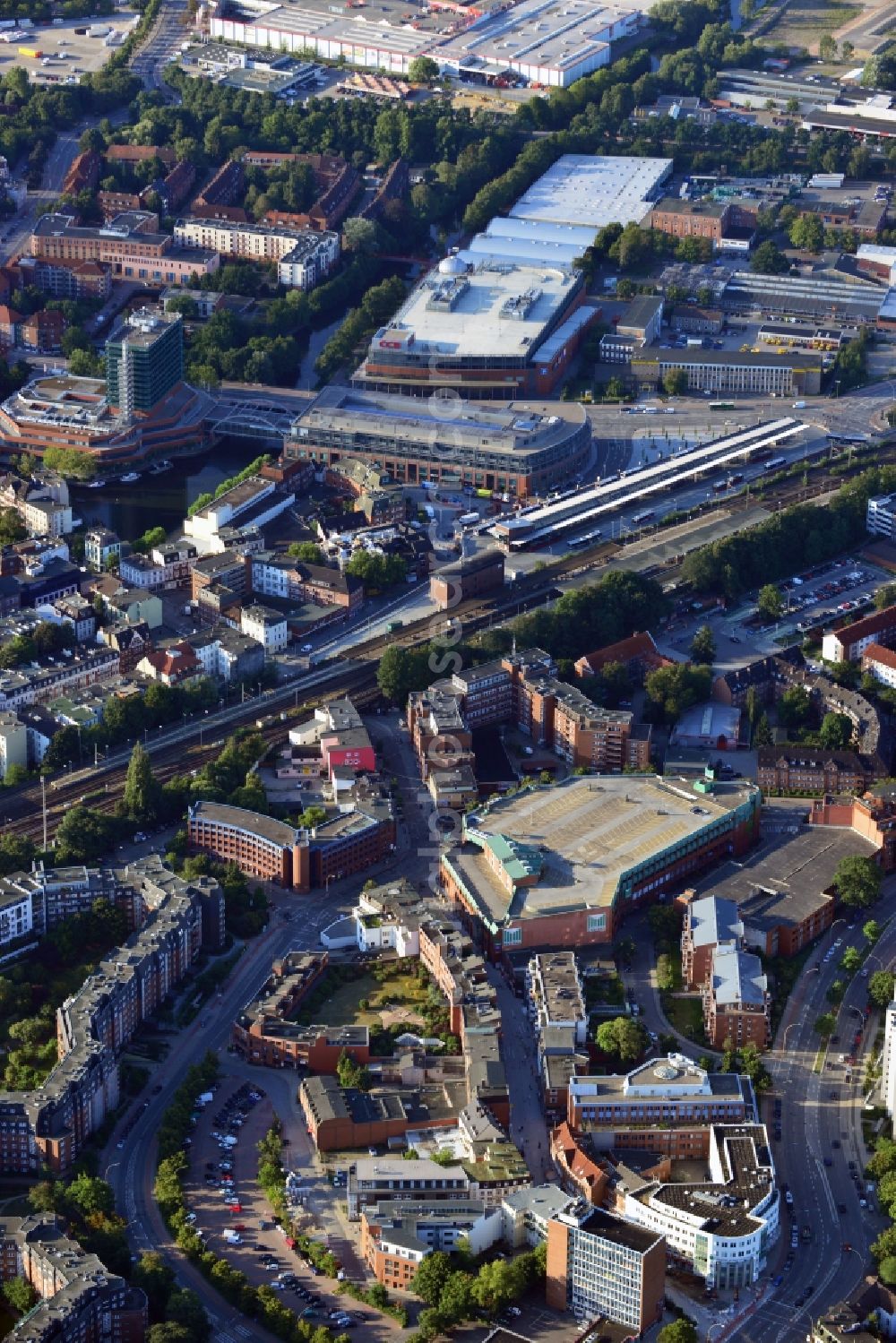 Aerial photograph Hamburg Bergedorf - Cityscape of Hamburg overlooking the Marktkauf Warenhaus, dwelling houses and the CCB shopping center in the district Bergedorf in Hamburg