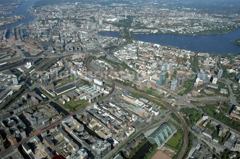 Hamburg from above - Blick auf Hamburg Mitte unter an deren mit dem Berliner Bogen auf dem Anckelmannsplatz 1. Kontakt: Hamburg Tourismus GmbH, Steinstraße 7, 20095 Hamburg, Tel: +49(0)40 30051 300, Fax +49(0)40 30051 333, Email: info@hamburg-tourismus.de