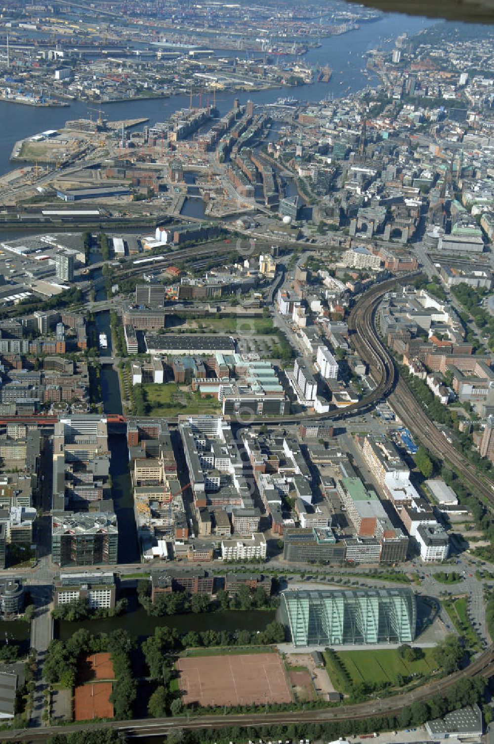 Hamburg from above - Blick auf Hamburg Mitte unter an deren mit dem Berliner Bogen auf dem Anckelmannsplatz 1. Kontakt: Hamburg Tourismus GmbH, Steinstraße 7, 20095 Hamburg, Tel: +49(0)40 30051 300, Fax +49(0)40 30051 333, Email: info@hamburg-tourismus.de