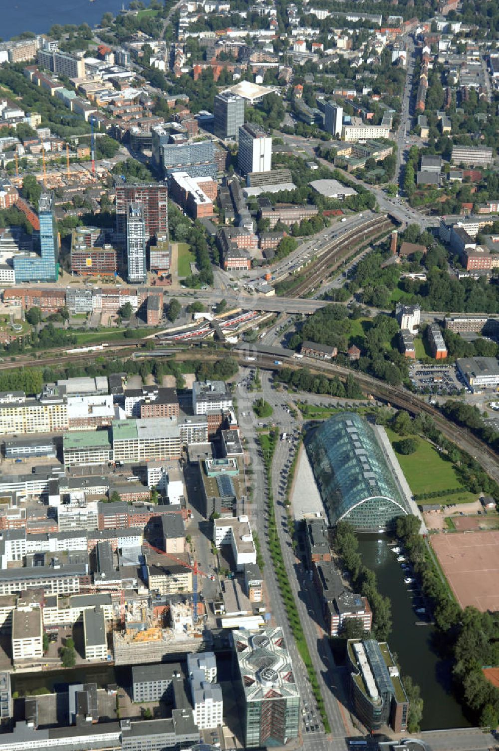 Hamburg from above - Blick auf Hamburg Mitte unter an deren mit dem Berliner Bogen auf dem Anckelmannsplatz 1. Kontakt: Hamburg Tourismus GmbH, Steinstraße 7, 20095 Hamburg, Tel: +49(0)40 30051 300, Fax +49(0)40 30051 333, Email: info@hamburg-tourismus.de