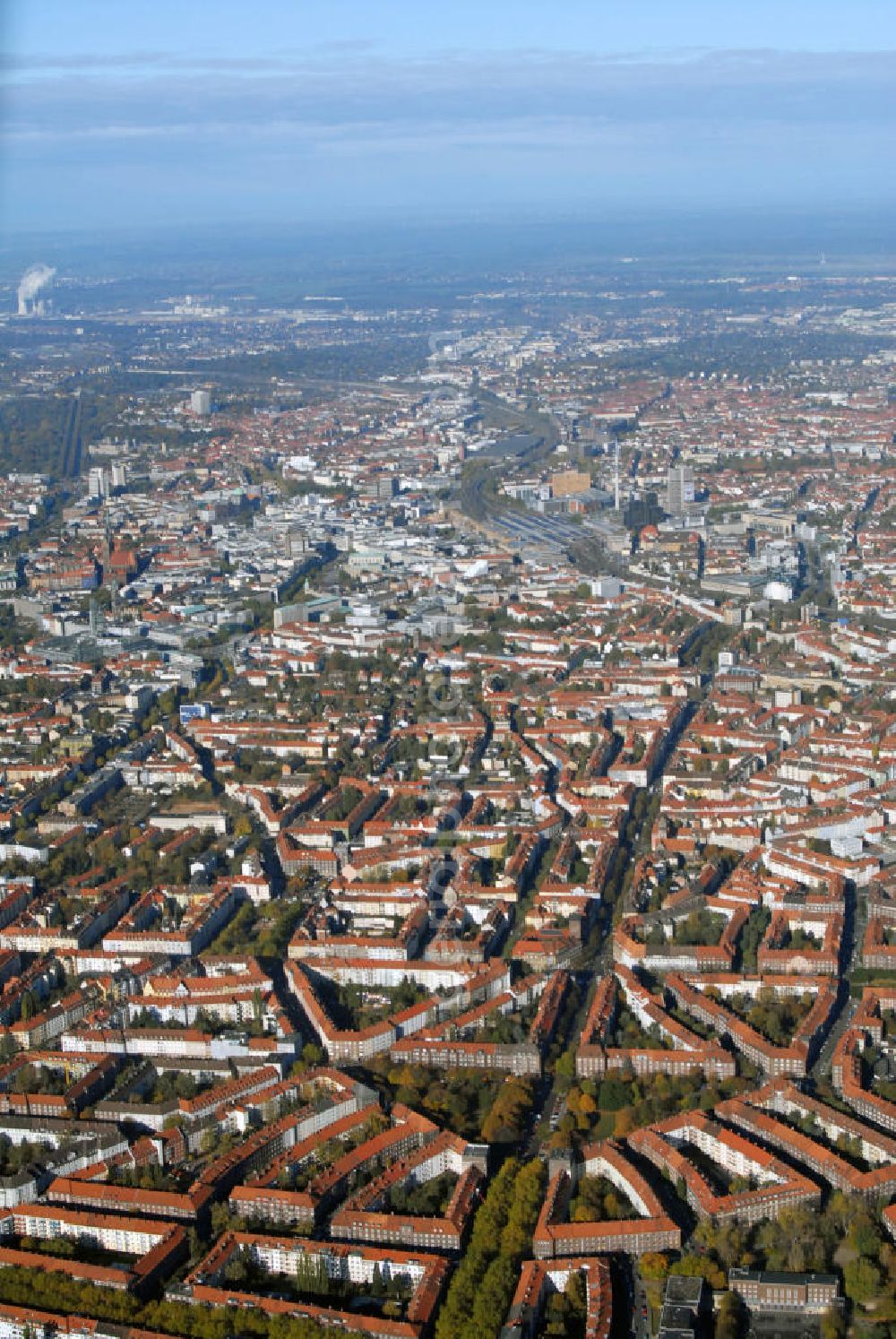 Aerial image Hannover - Blick auf die Stadt Hannover. Hannover ist die Hauptstadt des 1946 gegründeten Landes Niedersachsen. Die an der Leine gelegene Stadt hat zirka 515.000 Einwohner. Sie gehört zur Region Hannover, einem Kommunalverband besonderer Art, und ist Teil der Metropolregion Hannover-Braunschweig-Göttingen. Hannover war Hauptstadt des gleichnamigen Landes und ab 1866 der gleichnamigen preußischen Provinz. Die Stadt ist heute eine weltweit bedeutende Messestadt.