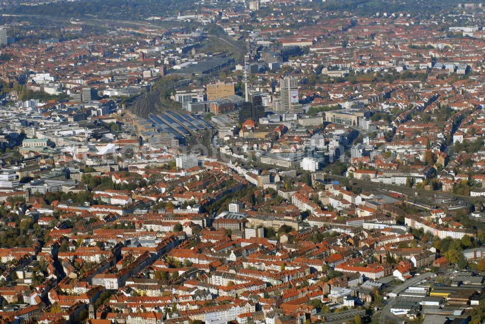 Aerial photograph Hannover - Blick auf die Stadt Hannover. Hannover ist die Hauptstadt des 1946 gegründeten Landes Niedersachsen. Die an der Leine gelegene Stadt hat zirka 515.000 Einwohner. Sie gehört zur Region Hannover, einem Kommunalverband besonderer Art, und ist Teil der Metropolregion Hannover-Braunschweig-Göttingen. Hannover war Hauptstadt des gleichnamigen Landes und ab 1866 der gleichnamigen preußischen Provinz. Die Stadt ist heute eine weltweit bedeutende Messestadt.