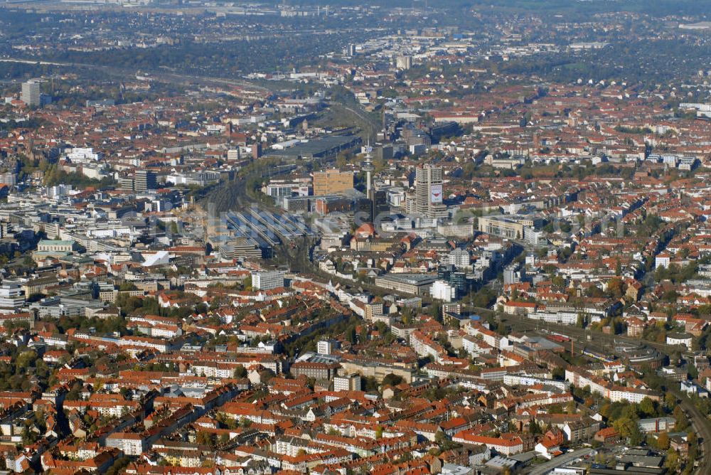 Hannover from above - Blick auf die Stadt Hannover. Hannover ist die Hauptstadt des 1946 gegründeten Landes Niedersachsen. Die an der Leine gelegene Stadt hat zirka 515.000 Einwohner. Sie gehört zur Region Hannover, einem Kommunalverband besonderer Art, und ist Teil der Metropolregion Hannover-Braunschweig-Göttingen. Hannover war Hauptstadt des gleichnamigen Landes und ab 1866 der gleichnamigen preußischen Provinz. Die Stadt ist heute eine weltweit bedeutende Messestadt.