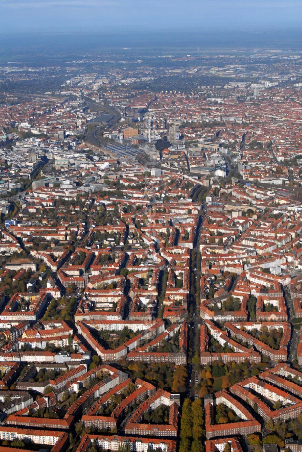 Hannover from the bird's eye view: Blick auf die Stadt Hannover. Hannover ist die Hauptstadt des 1946 gegründeten Landes Niedersachsen. Die an der Leine gelegene Stadt hat zirka 515.000 Einwohner. Sie gehört zur Region Hannover, einem Kommunalverband besonderer Art, und ist Teil der Metropolregion Hannover-Braunschweig-Göttingen. Hannover war Hauptstadt des gleichnamigen Landes und ab 1866 der gleichnamigen preußischen Provinz. Die Stadt ist heute eine weltweit bedeutende Messestadt.