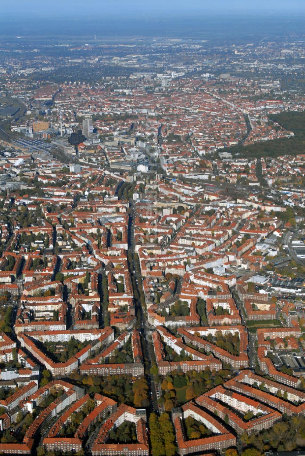 Aerial image Hannover - Blick auf die Stadt Hannover. Hannover ist die Hauptstadt des 1946 gegründeten Landes Niedersachsen. Die an der Leine gelegene Stadt hat zirka 515.000 Einwohner. Sie gehört zur Region Hannover, einem Kommunalverband besonderer Art, und ist Teil der Metropolregion Hannover-Braunschweig-Göttingen. Hannover war Hauptstadt des gleichnamigen Landes und ab 1866 der gleichnamigen preußischen Provinz. Die Stadt ist heute eine weltweit bedeutende Messestadt.