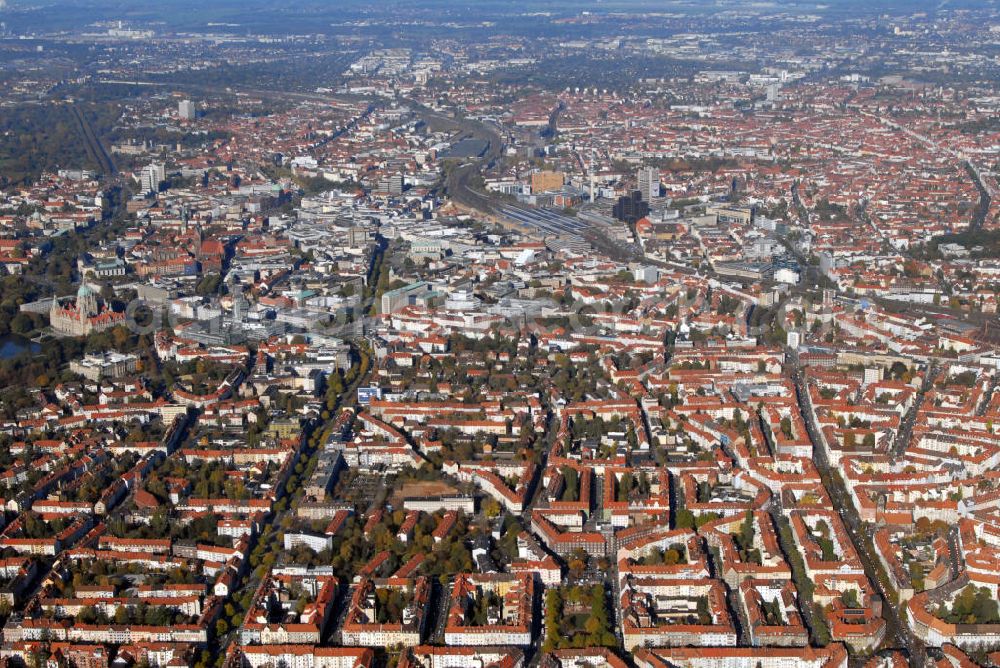 Aerial photograph Hannover - Blick auf die Stadt Hannover. Hannover ist die Hauptstadt des 1946 gegründeten Landes Niedersachsen. Die an der Leine gelegene Stadt hat zirka 515.000 Einwohner. Sie gehört zur Region Hannover, einem Kommunalverband besonderer Art, und ist Teil der Metropolregion Hannover-Braunschweig-Göttingen. Hannover war Hauptstadt des gleichnamigen Landes und ab 1866 der gleichnamigen preußischen Provinz. Die Stadt ist heute eine weltweit bedeutende Messestadt.