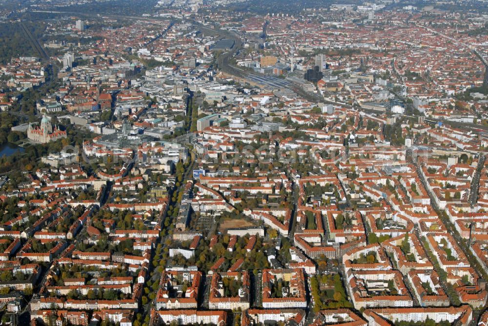 Hannover from above - Blick auf die Stadt Hannover. Hannover ist die Hauptstadt des 1946 gegründeten Landes Niedersachsen. Die an der Leine gelegene Stadt hat zirka 515.000 Einwohner. Sie gehört zur Region Hannover, einem Kommunalverband besonderer Art, und ist Teil der Metropolregion Hannover-Braunschweig-Göttingen. Hannover war Hauptstadt des gleichnamigen Landes und ab 1866 der gleichnamigen preußischen Provinz. Die Stadt ist heute eine weltweit bedeutende Messestadt.