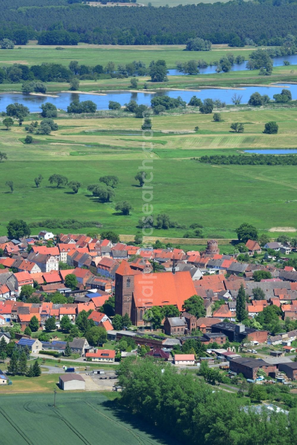 Aerial photograph Hansestadt Werben (Elbe) - View of the Hanseatic town Werben (Elbe) in the state of Saxony-Anhalt. The small town with its historic town centre and buildings and is located in the North of the county district of Stendal and is one of the smallest towns of Germany. Its centre includes the Johanniskirche church (Saint John's) with its tower and red roof. The background shows the river Elbe