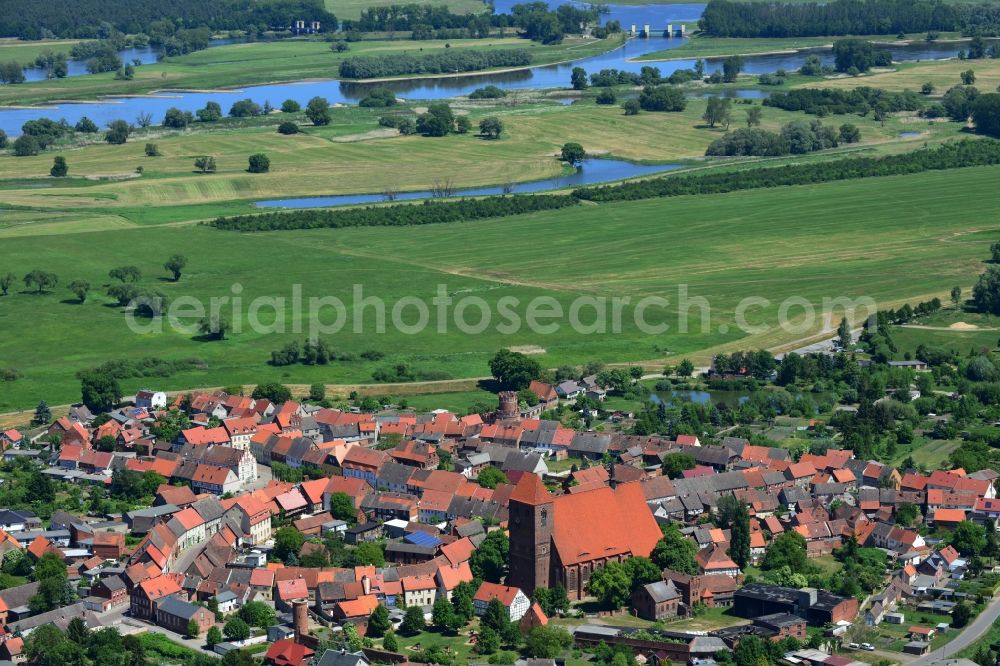 Hansestadt Werben (Elbe) from the bird's eye view: View of the Hanseatic town Werben (Elbe) in the state of Saxony-Anhalt. The small town with its historic town centre and buildings and is located in the North of the county district of Stendal and is one of the smallest towns of Germany. Its centre includes the Johanniskirche church (Saint John's) with its tower and red roof. The background shows the river Elbe