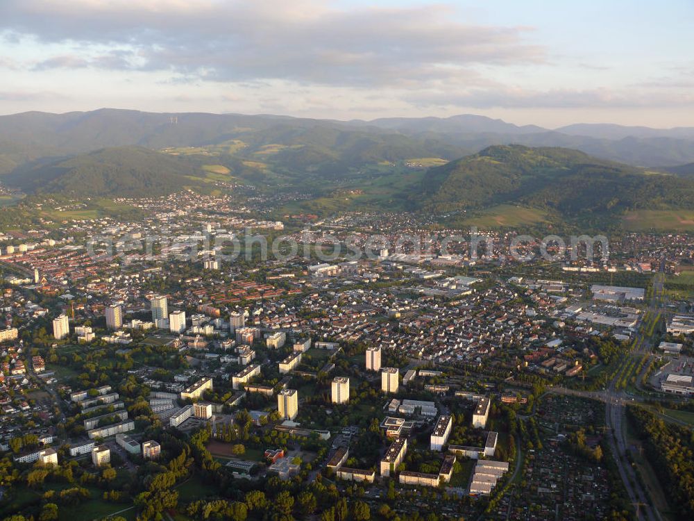 Freiburg - Haslach from above - Stadtansicht auf Haslach, seit dem 1. Januar 1890 Stadtteil Freiburgs, gehört zu den westlichen Stadtteilen Freiburgs. Der Stadtteil besteht nach der Ausgliederung Weingartens aus den StadtbezirkenFreiburg im Breisgau (auf Alemannisch Friburg im Brisgau) ist mit rund 220.000 Einwohnern die viertgrößte Stadt in Baden-Württemberg und südlichste Großstadt Deutschlands. Die kreisfreie Stadt im gleichnamigen Regierungsbezirk ist Sitz des Regionalverbands Südlicher Oberrhein und des Landkreises Breisgau-Hochschwarzwald.