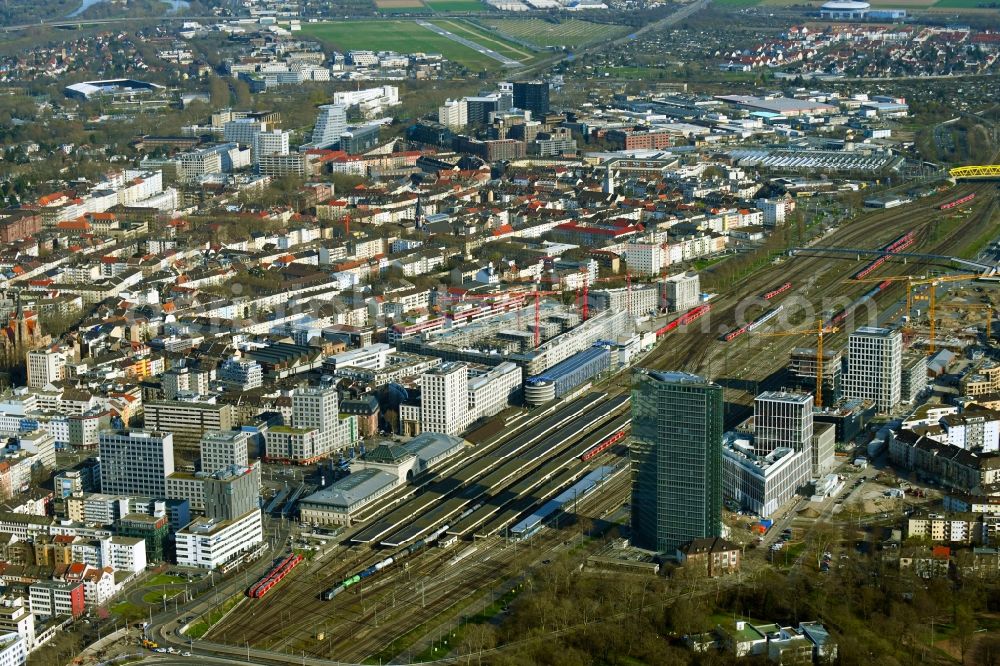 Aerial photograph Mannheim - District view with a view of the central station with tracks in the station district in the urban area in Mannheim in the state Baden-Wurttemberg, Germany