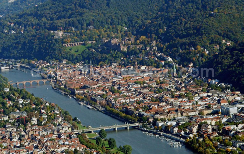 Heidelberg from above - Die Altstadt von Heidelberg am südlichen Ufer des Neckars. Im Hintergrund das Heidelberger Schloss. The old town of Heidelberg on the south bank of the Neckar River;