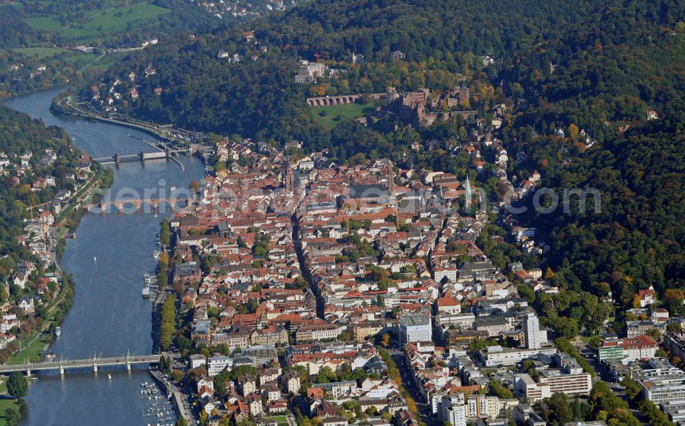 Heidelberg from the bird's eye view: Die Altstadt von Heidelberg am südlichen Ufer des Neckars. Im Hintergrund das Heidelberger Schloss. The old town of Heidelberg on the south bank of the Neckar River;