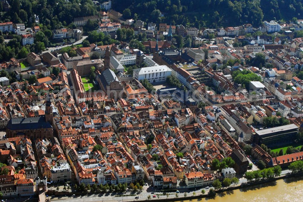 Heidelberg from the bird's eye view: Stadtansicht mit Blick auf die drei Kirchen Heidelbergs. Heidelberg ist eine Großstadt am Neckar im Südwesten Deutschlands. Mit über 140.000 Einwohnern ist Heidelberg die fünftgrößte Stadt Baden-Württembergs. Sie ist kreisfreie Stadt und zugleich Sitz des umliegenden Rhein-Neckar-Kreises. Die Heiliggeistkirche, links am Bildrand, ist die bekannteste Kirche von Heidelberg. Sie steht am Marktplatz mitten im alten Zentrum von Heidelberg, nur unweit vom Heidelberger Schloss entfernt und beherrscht mit ihrer weit über die Dächer ragenden Silhouette das ganze Stadtbild. Die Heiliggeistkirche wurde 1239 zum ersten Mal erwähnt. 1398 wurde der Grundstein für ihre heutige, spätgotische Form gelegt, welche die damalige spätromanische Basilika gleichen Namens ersetzte, die selbst auch nicht der ursprüngliche Bau war. Kontakt: Heiliggeistkirche, Heiliggeiststr. 17, 69117 Heidelberg, Tel.: 06221 21117, http://heiliggeist.ekihd.de. Die Peterskirche, am oberen Bildrand, ist die älteste Kirche der Heidelberger Altstadt. Seit dem Spätmittelalter diente sie vielfach als Universitätskapelle der Universität Heidelberg. Universitätskirche ist sie seit 1896. Vermutlich wurde die Peterskirche sogar vor der Gründung Heidelbergs errichtet. Sie dient als letzte Ruhestätte für etwa 150 Professoren und kurfürstliche Hofleute. Kontakt: Peterskirche, Plöck 70, 69117 Heidelberg-Altstadt, Universitätsprediger Prof. Dr. Helmut Schwier, Tel.: 06221-543326/27, E-Mail: helmut.schwier@pts.uni-heidelberg.de. Unweit der Heiliggeistkirche und der Peterskirche befindet sich auch die Jesuitenkirche (Bildmitte). Sie ist das Wahrzeichen der Gegenreformation in Heidelberg und bildete einst den Mittelpunkt des ehemaligen Jesuitenviertels. Sie ist heute die Hauptkirche der römisch-katholischen Heilig-Geist-Gemeinde. Der Bau der Jesuitenkirche wurde in den Jahren 1712 bis 1723 unter der Leitung von Johann Adam Breuning begonnen. Die Fertigstellung erfolgte jedoch erst 1759 unter dem Architekten des kurpfälzischen Hofes, Franz Wilhelm Rabaliatti. 1793 - 1797 wurde die Jesuitenkirche als Lazarett für Verwundete des ersten Koalitionskrieges genutzt. Kontakt: Jesuitenkirche Heidelberg, Merianstr. 2, 69117 Heidelberg, Tel.: 06221 / 9008-0,