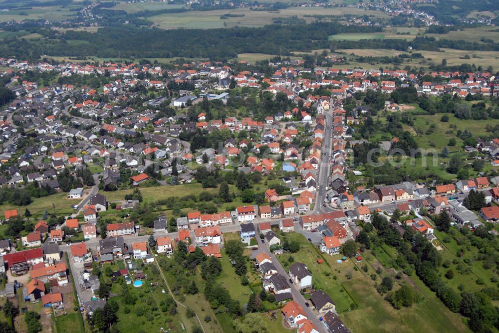 Heusweiler / OT Holz from the bird's eye view: Blick auf den Ortsteil Holz der Gemeinde Heusweiler. Heusweiler ist eine saarländische Gemeinde im Regionalverband Saarbrücken. Ihr gehören die Ortsteile Eiweiler, Heusweiler, Holz, Kutzhof, Nieder- und Obersalbach, Dilsburg sowie Wahlschied an. Aus den ehemals selbständigen Gemeinden wurde im Jahre 1974 im Zuge der Gebiets- und Verwaltungsreform die heutige Großgemeinde Heusweiler gebildet. Die erste urkundliche Erwähnung Heusweilers datiert aus dem Jahr 1274. Den Brüdern Moemund und Joffried wird von der Grafschaft Saarbrücken der Hof zu Huswilre zu Lehen übertragen.