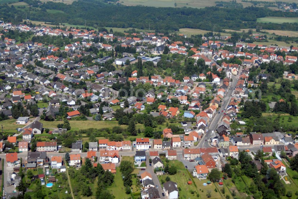 Aerial image Heusweiler / OT Holz - Blick auf den Ortsteil Holz der Gemeinde Heusweiler. Heusweiler ist eine saarländische Gemeinde im Regionalverband Saarbrücken. Ihr gehören die Ortsteile Eiweiler, Heusweiler, Holz, Kutzhof, Nieder- und Obersalbach, Dilsburg sowie Wahlschied an. Aus den ehemals selbständigen Gemeinden wurde im Jahre 1974 im Zuge der Gebiets- und Verwaltungsreform die heutige Großgemeinde Heusweiler gebildet. Die erste urkundliche Erwähnung Heusweilers datiert aus dem Jahr 1274. Den Brüdern Moemund und Joffried wird von der Grafschaft Saarbrücken der Hof zu Huswilre zu Lehen übertragen.