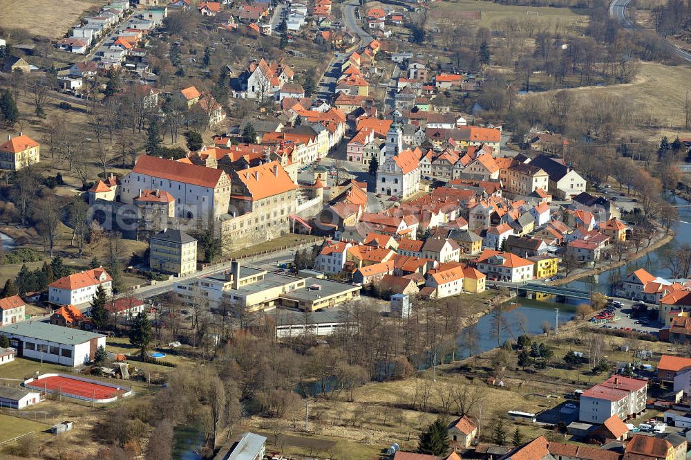 Aerial photograph Horsovsky Tyn / Bischofteinitz - Eine Stadtansicht von Horsovsky Tyn / Bischofteinitz mit Blick auf das Schloss Horsovsky Tyn / Bischofteinitz, in der Region Plzensky kraj / Pilsen in der Tschechischen Republik. A townscape of Horsovsky Tyn / Bischofteiniz with a view to the castle Horsovsky Tyn / Bischofteiniz at the street nam. Republiky in Horsovsky Tyn in the region Plzensky kraj in Czech Republic.