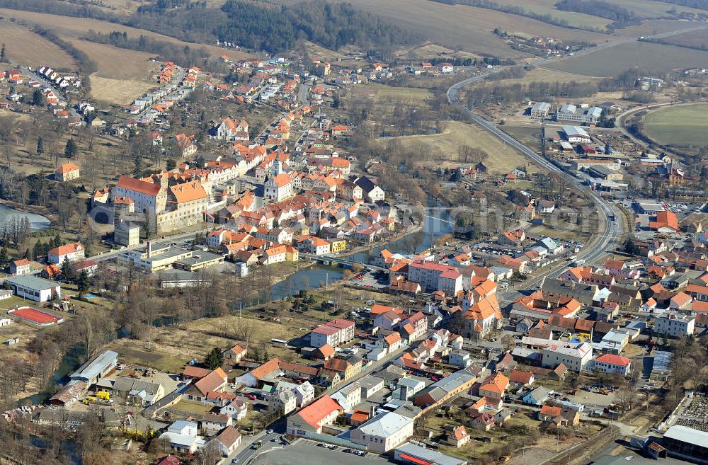 Horsovsky Tyn / Bischofteinitz from above - Eine Stadtansicht von Horsovsky Tyn / Bischofteinitz mit Blick auf das Schloss Horsovsky Tyn / Bischofteinitz, in der Region Plzensky kraj / Pilsen in der Tschechischen Republik. A townscape of Horsovsky Tyn / Bischofteiniz with a view to the castle Horsovsky Tyn / Bischofteiniz at the street nam. Republiky in Horsovsky Tyn in the region Plzensky kraj in Czech Republic.