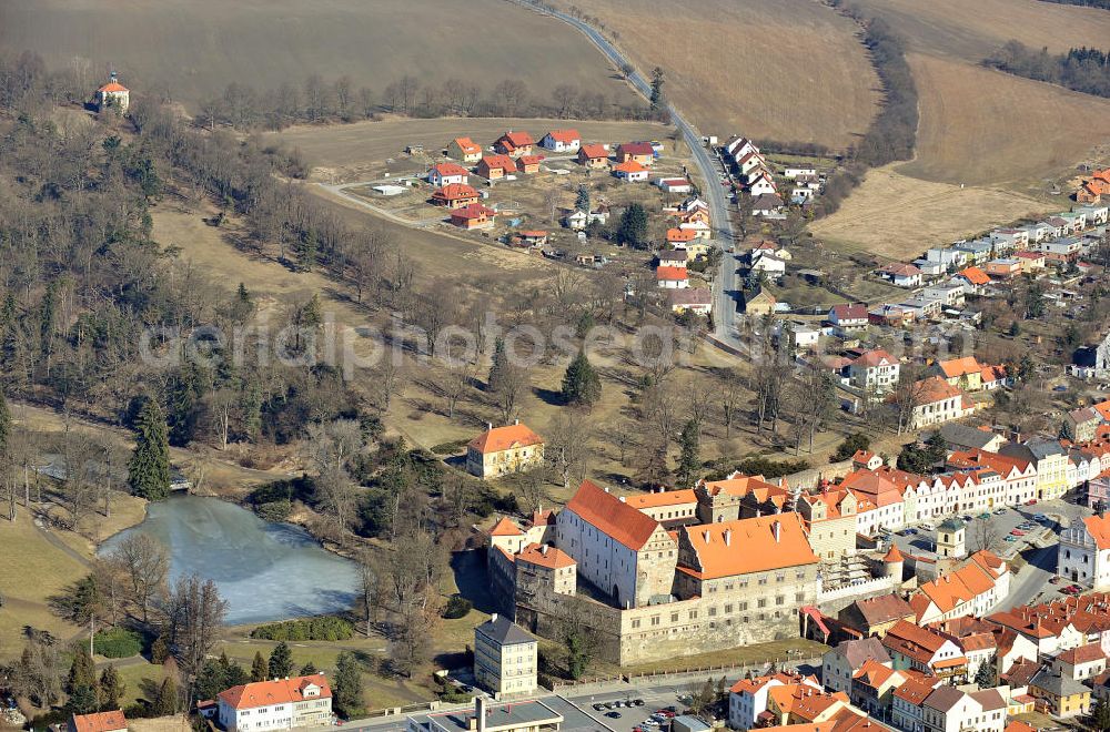 Horsovsky Tyn / Bischofteinitz from the bird's eye view: Eine Stadtansicht von Horsovsky Tyn / Bischofteinitz mit Blick auf das Schloss Horsovsky Tyn / Bischofteinitz, in der Region Plzensky kraj / Pilsen in der Tschechischen Republik. A townscape of Horsovsky Tyn / Bischofteiniz with a view to the castle Horsovsky Tyn / Bischofteiniz at the street nam. Republiky in Horsovsky Tyn in the region Plzensky kraj in Czech Republic.