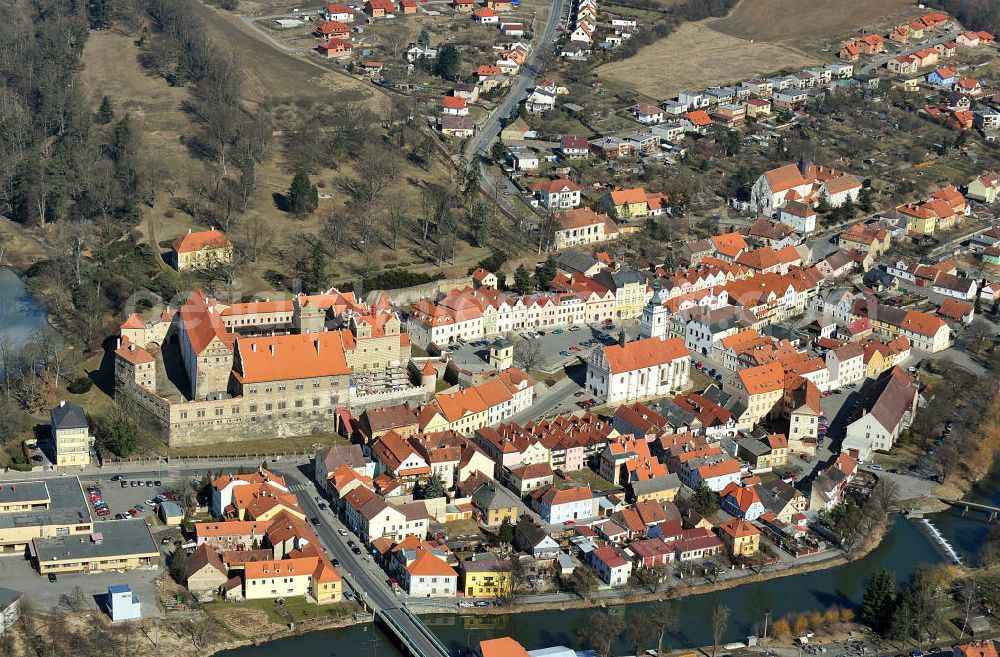 Horsovsky Tyn / Bischofteinitz from the bird's eye view: Eine Stadtansicht von Horsovsky Tyn / Bischofteinitz mit Blick auf die Kirche Sankt Peter und Paul und das Schloss an der nam. Republiky / Platz der Republik, in der Region Plzensky kraj / Pilsen in der Tschechischen Republik. A townscape of Horsovsky Tyn / Bischofteiniz with a view to the church St. Peter and Paul and the castle at the street nam. Republiky in Horsovsky Tyn in the region Plzensky kraj in Czech Republic.