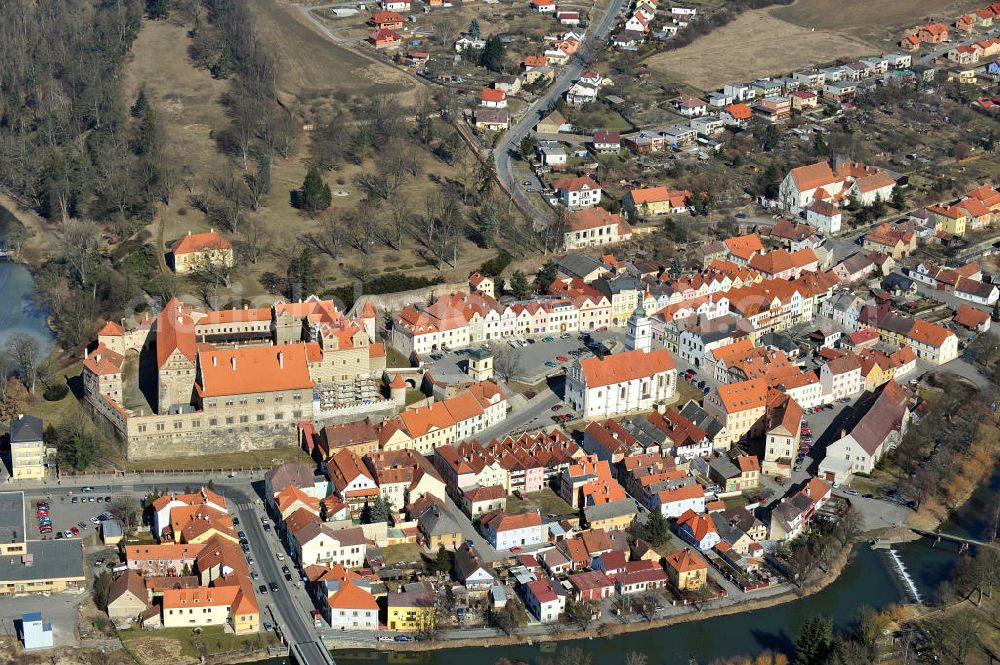 Aerial image Horsovsky Tyn / Bischofteinitz - Eine Stadtansicht von Horsovsky Tyn / Bischofteinitz mit Blick auf die Kirche Sankt Peter und Paul und das Schloss an der nam. Republiky / Platz der Republik, in der Region Plzensky kraj / Pilsen in der Tschechischen Republik. A townscape of Horsovsky Tyn / Bischofteiniz with a view to the church St. Peter and Paul and the castle at the street nam. Republiky in Horsovsky Tyn in the region Plzensky kraj in Czech Republic.