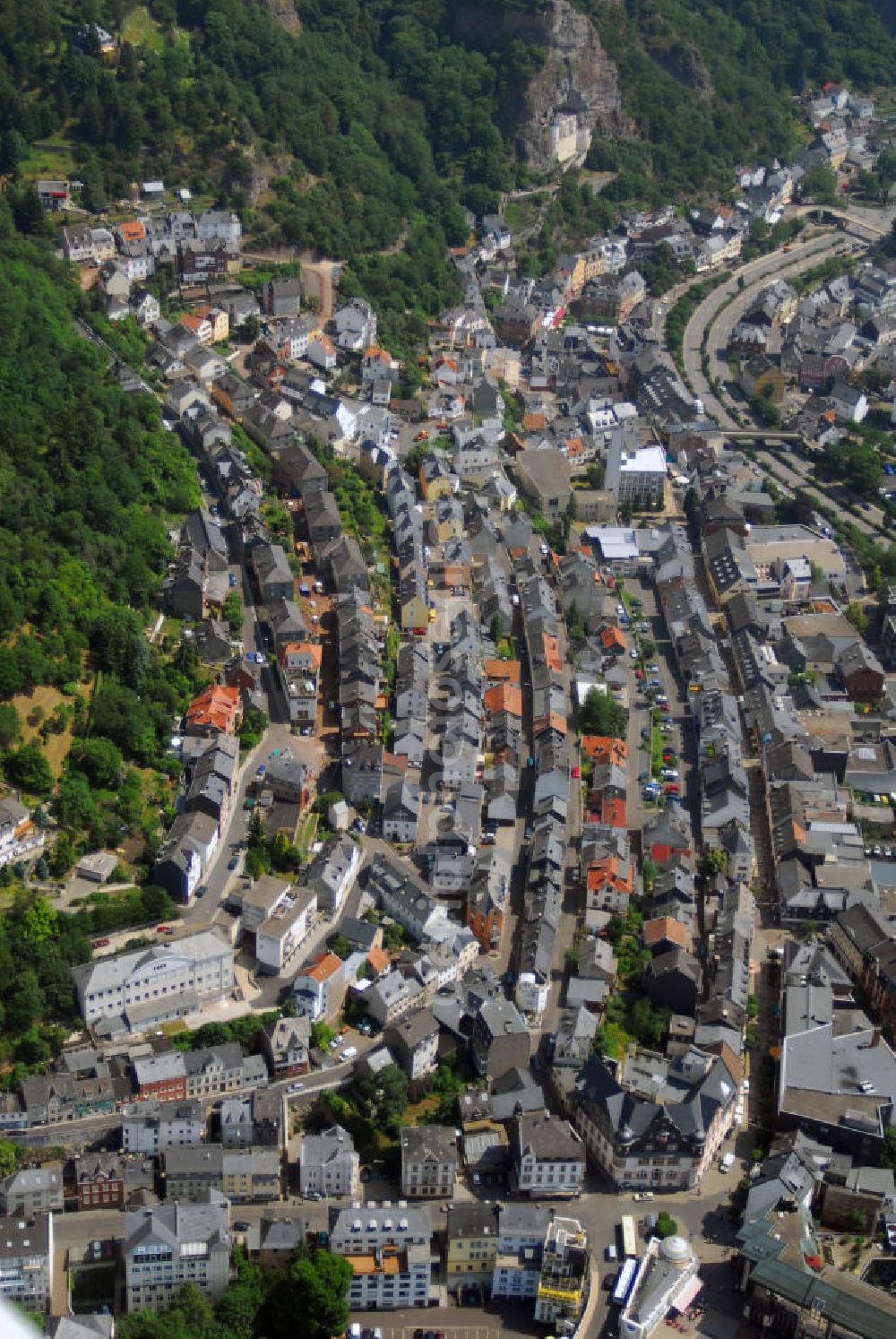 Idar-Oberstein from the bird's eye view: Blick auf die Stadt Idar-Oberstein im Verlauf der Nahe-Hoch-Straße. Idar-Oberstein ist eine große kreisangehörige Stadt im Landkreis Birkenfeld. Sie ist als Edelstein- und Garnisonsstadt sowie für die Felsenkirche bekannt. Kontakt: Stadtverwaltung Idar-Oberstein, Georg-Maus-Str. 1 (Schillerschule), 55743 Idar-Oberstein, Tel.: 06781/64-0, E-Mail: stadtverwaltung@idar-oberstein.de,