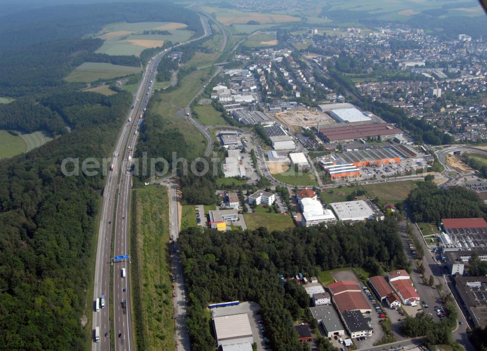 Idstein from above - Blick auf den Ort Idstein. Idstein, eine Stadt im Rheingau-Taunus-Kreis in Hessen, liegt nördlich von Wiesbaden. Wahrzeichen der Stadt ist der Hexenturm aus dem 12. Jh. Idstein, 1102 erstmals urkundlich als Etichenstein erwähnt, erhielt im Jahr 1287 von Rudolf von Habsburg die Stadtrechte verliehen. Neben dem bereits erwähnten Hexenturm im Bereich der alten Nassauer Burg besitzt die Stadt einen mittelalterlichen Stadtkern mit vielen Fachwerkbauten. Das älteste erhaltene Wohnhaus stammt von 1410.