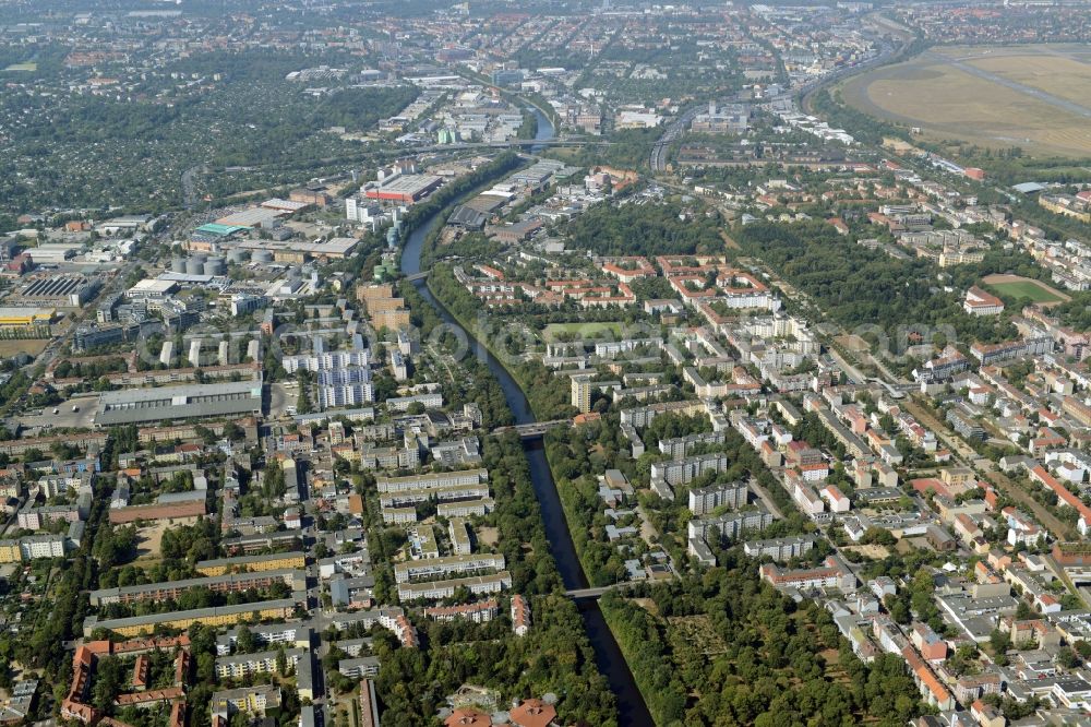 Aerial image Berlin - City view of the industrial area at the river site of the Teltowkanal with the bridges of the Britzer Damm and the Rungiusstrasse in the district Britz in Berlin in Germany