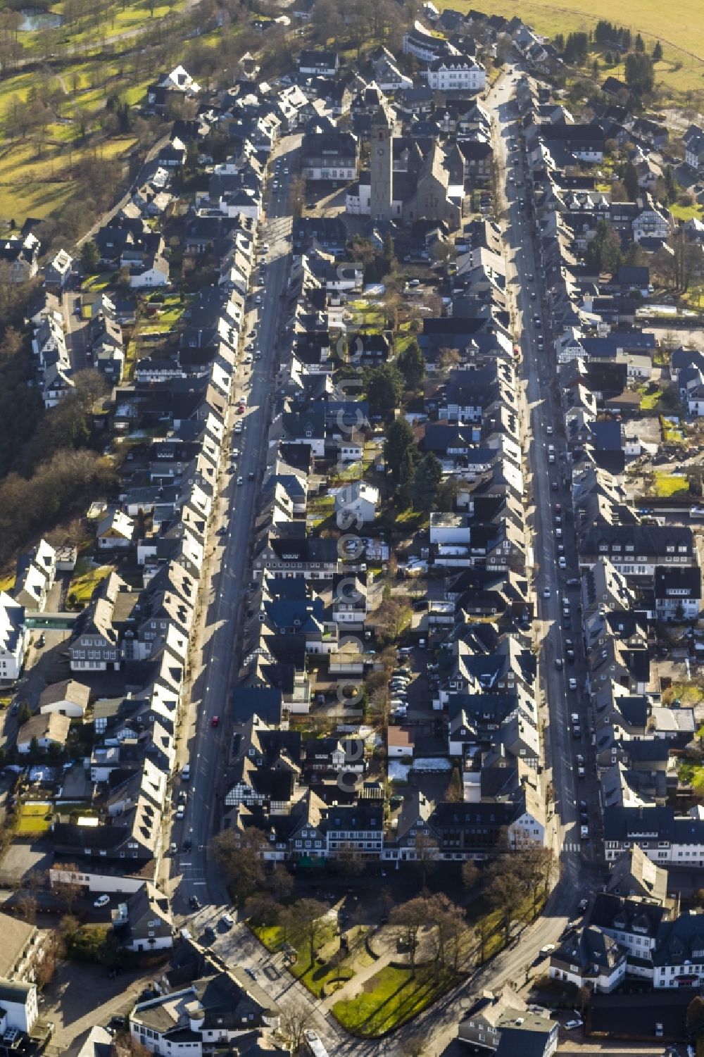 Schmallenberg from the bird's eye view: Cityscape of downtown at the church Alexan der of Schmallenberg in the Ruhr area in North Rhine-Westphalia