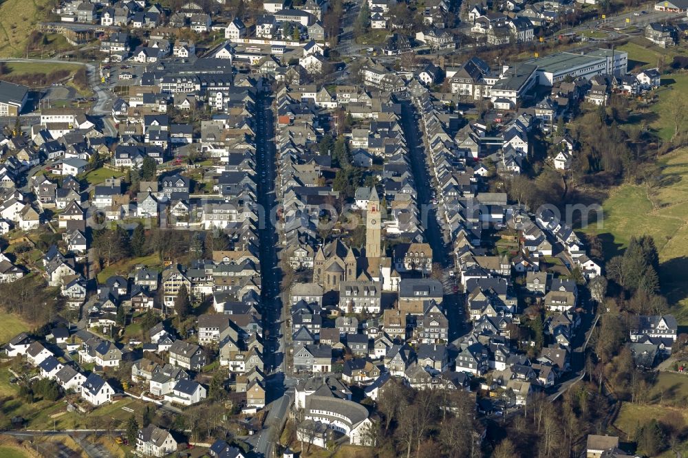 Aerial photograph Schmallenberg - Cityscape of downtown at the church Alexan der of Schmallenberg in the Ruhr area in North Rhine-Westphalia