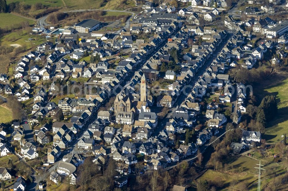 Schmallenberg from the bird's eye view: Cityscape of downtown at the church Alexan der of Schmallenberg in the Ruhr area in North Rhine-Westphalia