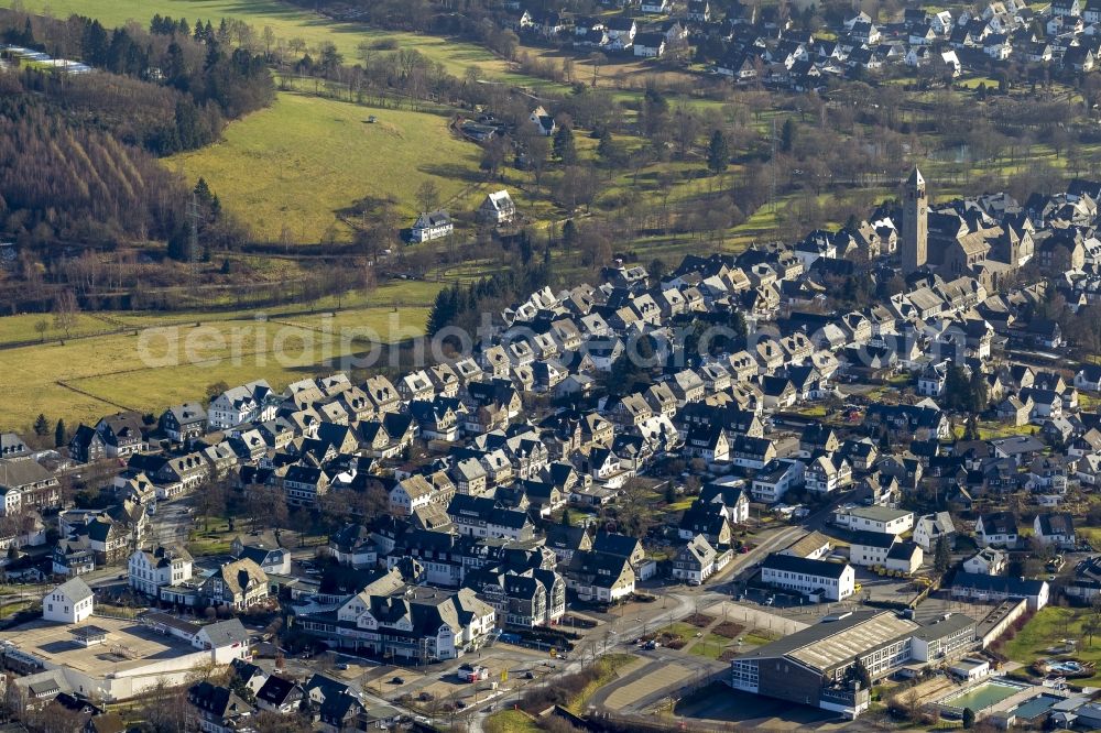 Schmallenberg from the bird's eye view: Cityscape of downtown at the church Alexan der of Schmallenberg in the Ruhr area in North Rhine-Westphalia