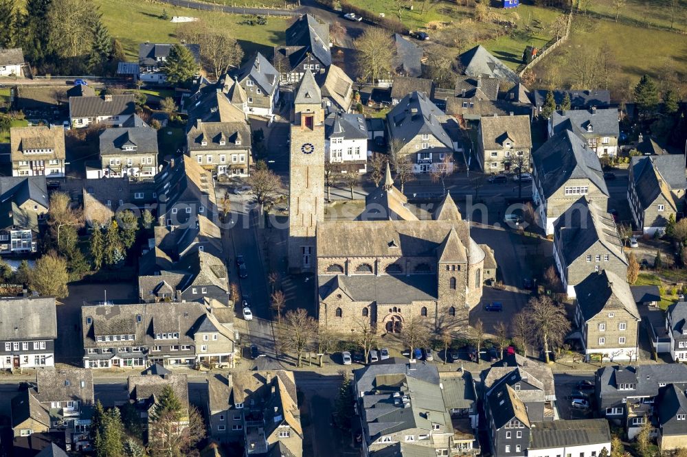 Aerial photograph Schmallenberg - Cityscape of downtown at the church Alexan der of Schmallenberg in the Ruhr area in North Rhine-Westphalia