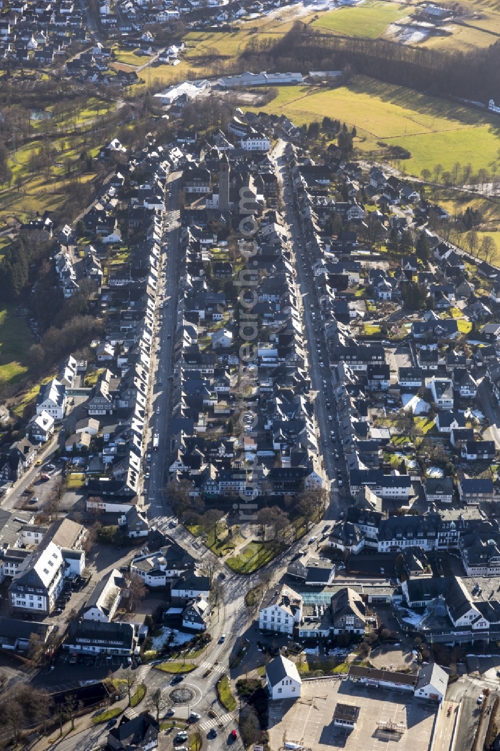 Aerial photograph Schmallenberg - Cityscape of downtown at the church Alexan der of Schmallenberg in the Ruhr area in North Rhine-Westphalia