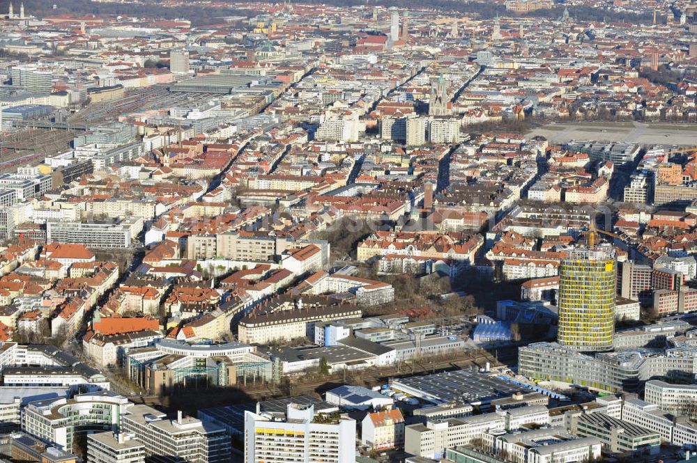 Aerial image München - City view of Munich's city center on the main railway station, Gollierstrasse, Schwanthalerstraße and Miner Street. Behind Munich's Old Town with St. Mary's Church. Also pictured the newly built high rise of ADAC at the Hansa Road