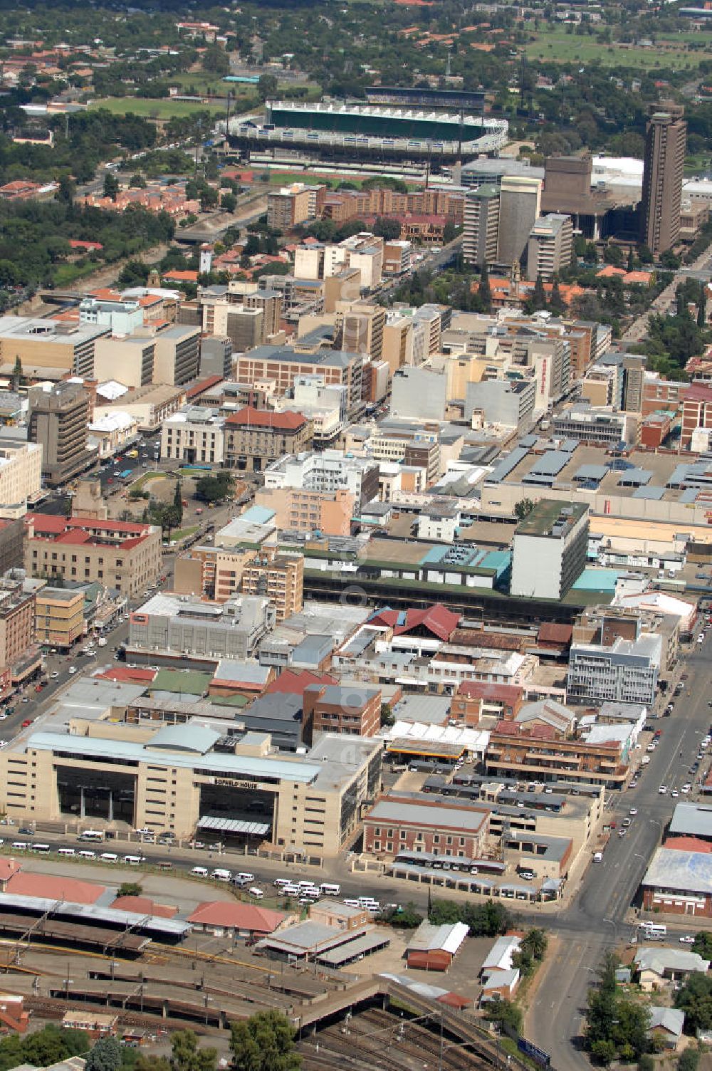 Bloemfontein from the bird's eye view: Stadtansicht auf die Innenstadt von Bloemfontein mit der Selbourne Ave / President Brand Street. Im Hintergrund das Free State Stadion , einem Austragungsort der FIFA World Cup 2010. Cityscape at the heart of Bloemfontein Central with the Selbourne Ave / President Brand Street. In the background the Free State Stadium, a venue for the FIFA World Cup 2010.