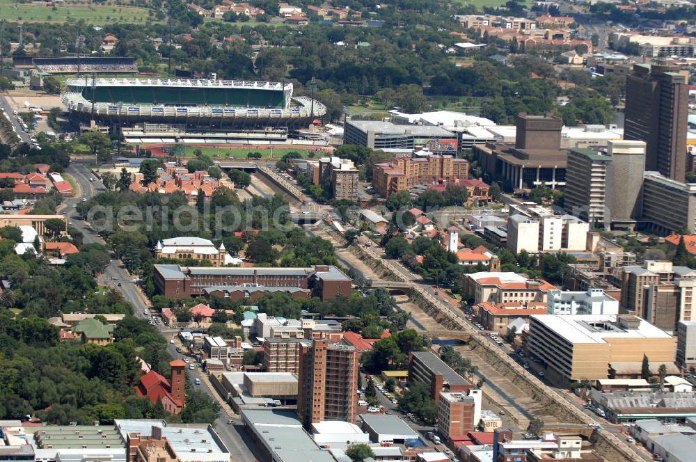 Bloemfontein from above - Stadtansicht auf die Innenstadt von Bloemfontein mit der Selbourne Ave / President Brand Street. Im Hintergrund das Free State Stadion , einem Austragungsort der FIFA World Cup 2010. Cityscape at the heart of Bloemfontein Central with the Selbourne Ave / President Brand Street. In the background the Free State Stadium, a venue for the FIFA World Cup 2010.