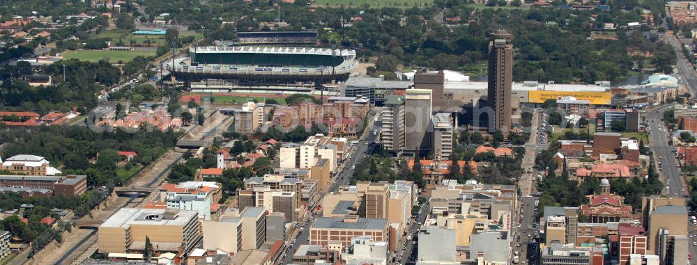 Bloemfontein from the bird's eye view: Stadtansicht auf die Innenstadt von Bloemfontein mit der Selbourne Ave / President Brand Street. Im Hintergrund das Free State Stadion , einem Austragungsort der FIFA World Cup 2010. Cityscape at the heart of Bloemfontein Central with the Selbourne Ave / President Brand Street. In the background the Free State Stadium, a venue for the FIFA World Cup 2010.