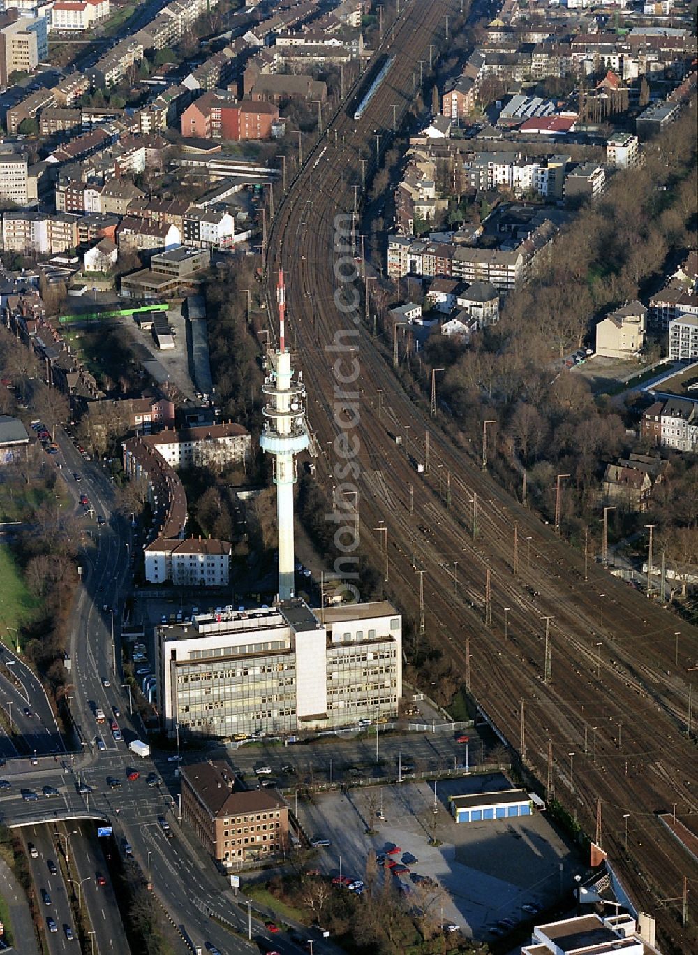 Duisburg from the bird's eye view: Cityscape of downtown Duisburg along the motorway (A 59) and the railway tracks to the north of the main station at the radio tower in Duisburg in North Rhine-Westphalia