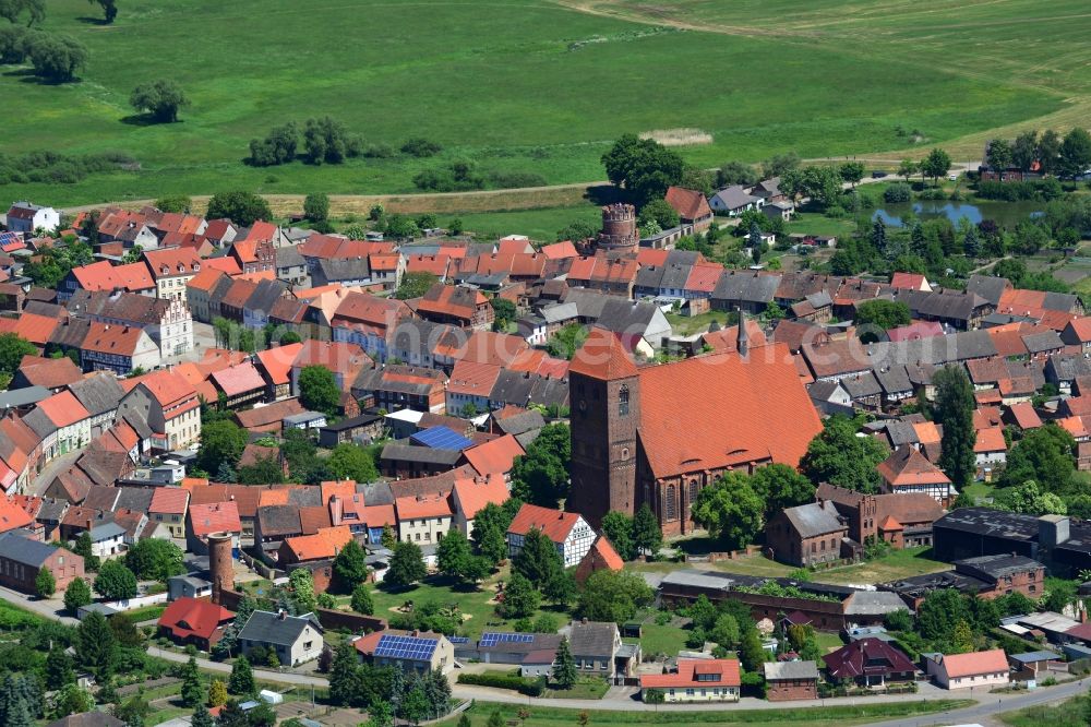 Aerial photograph Hansestadt Werben (Elbe) - View of the Hanseatic town Werben (Elbe) in the state of Saxony-Anhalt. The small town with its historic town centre and buildings and is located in the North of the county district of Stendal and is one of the smallest towns of Germany. Its centre includes the Johanniskirche church (Saint John's) with its tower and red roof. The background shows the river Elbe