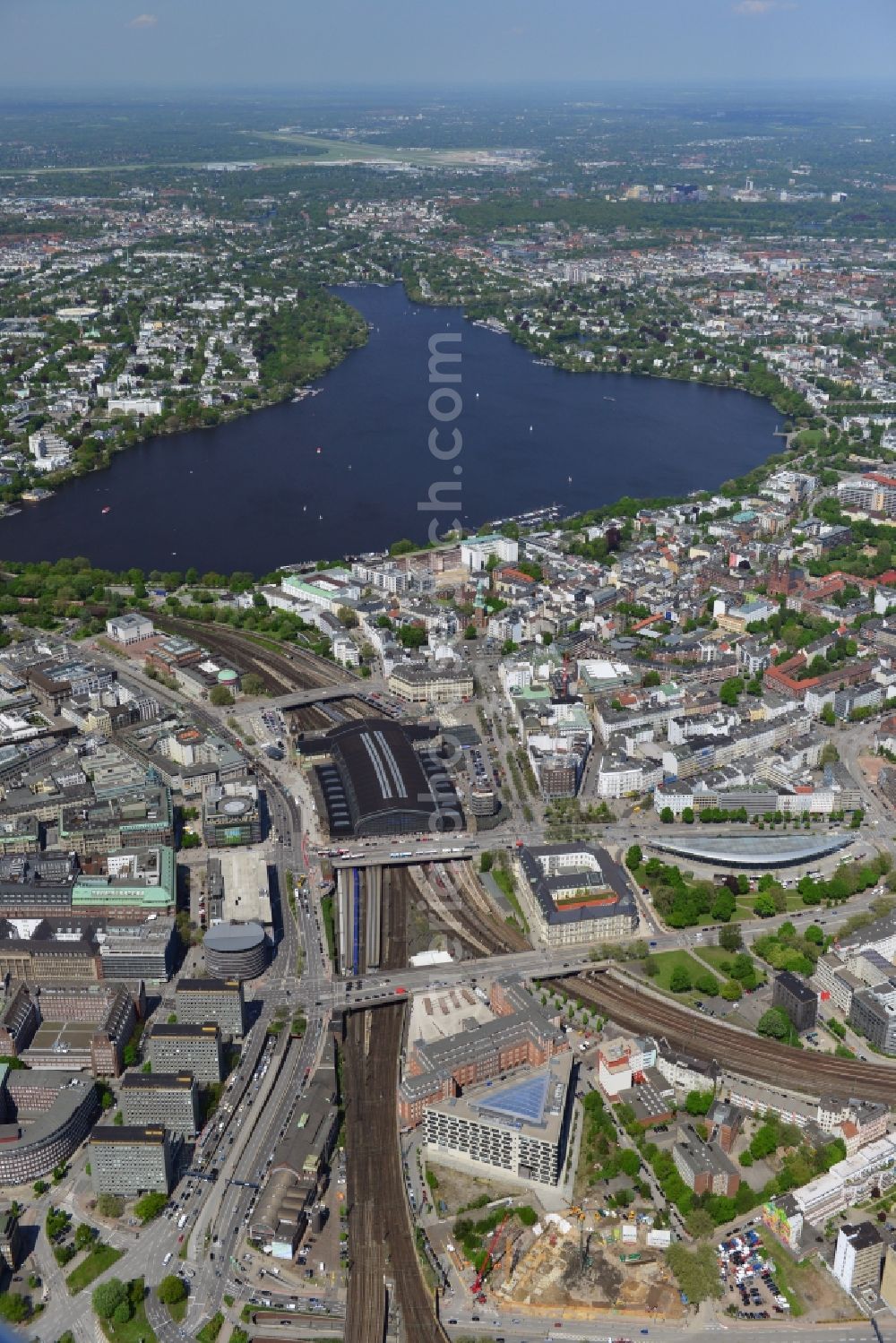 Aerial photograph Hamburg - Cityscape of downtown at the main station with the Alster lake in Hamburg