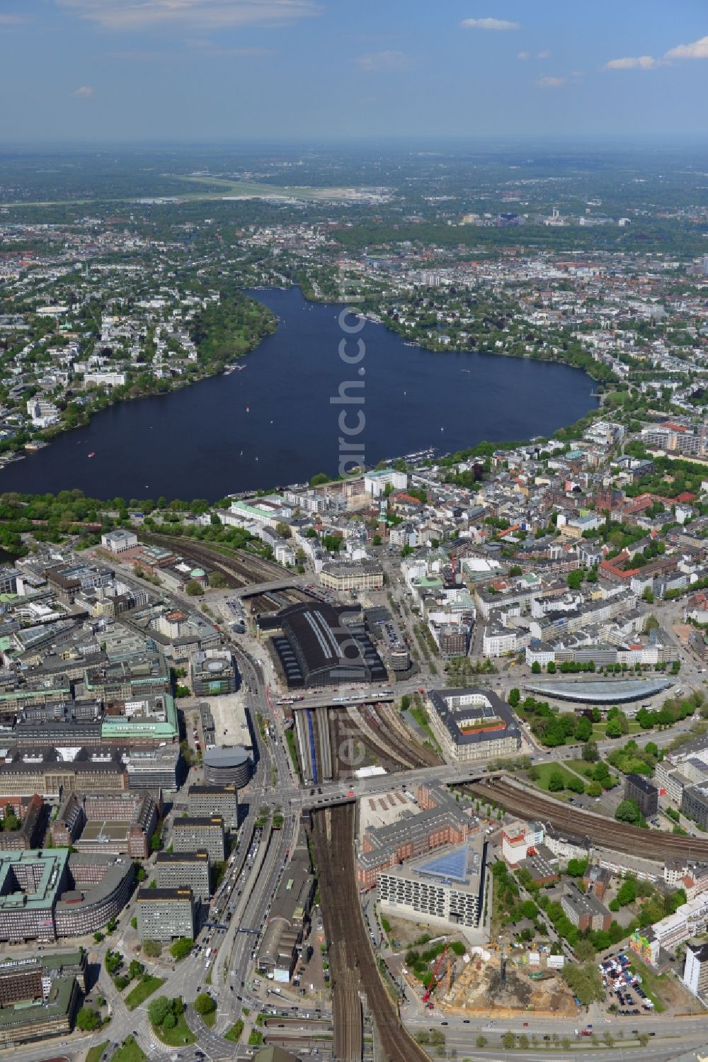 Hamburg from the bird's eye view: Cityscape of downtown at the main station with the Alster lake in Hamburg