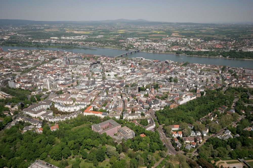 Aerial image Mainz - View of the city centre of Mainz in the state of Rhineland-Palatinate. Mainz is state capitol and largest city of Rhineland-Palatinate. A university, several TV and radio broadcasting stations and the carneval are characteristic features of the city on the river Rhine - which is located in the background. The Cathedral of Mainz is located in its city centre