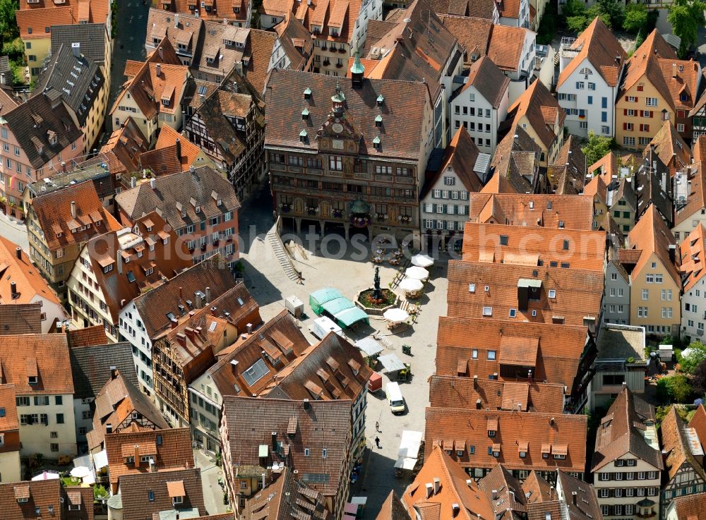 Aerial photograph Tübingen - Cityscape of downtown's historic Market Square with the famous half-timbered house ensemble of Tübingen in Baden-Württemberg