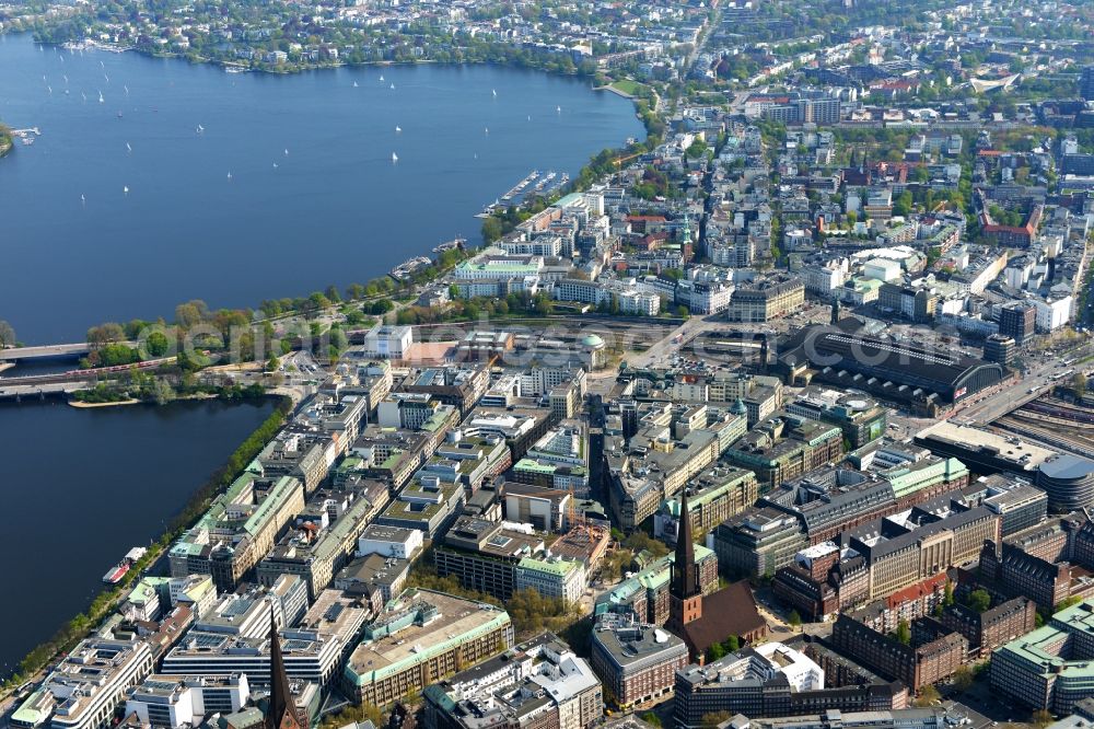 Aerial photograph Hamburg - City view from the inner city Ballindamm an der Alster in Hamburg