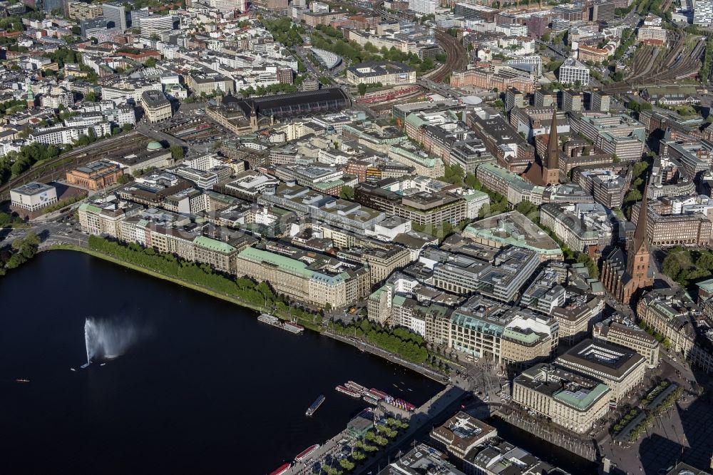 Hamburg from the bird's eye view: City view from the inner city Ballindamm an der Alster in Hamburg