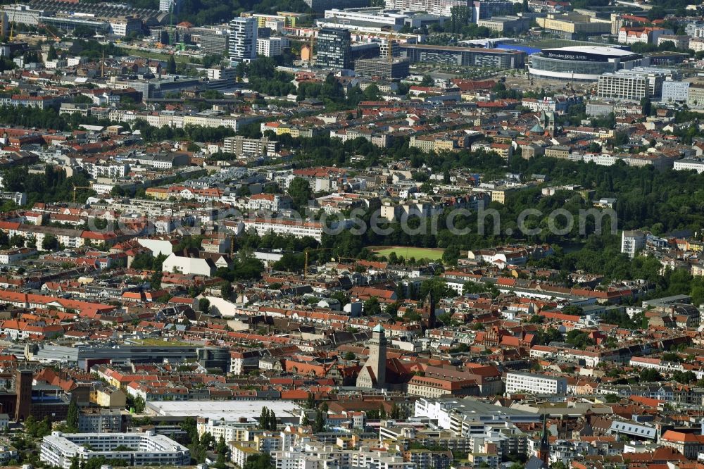 Berlin from the bird's eye view: City view of the city area with town hall Neukoelln, sportsground Maybachufer and Mercedes Benz Arena in the districts Neukoelln, Kreuzberg und Friedrichshain in Berlin