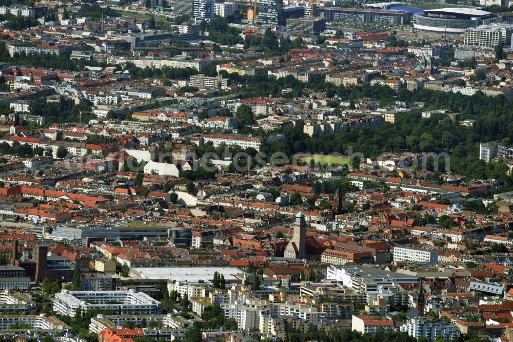 Aerial image Berlin - City view of the city area with town hall Neukoelln, sportsground Maybachufer and Mercedes Benz Arena in the districts Neukoelln, Kreuzberg und Friedrichshain in Berlin