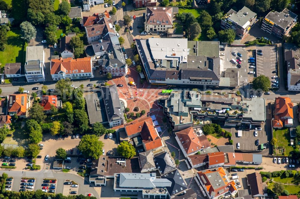 Aerial photograph Bünde - City view of the inner-city area at the Toennies-Wellensiek-Platz in Buende in the state North Rhine-Westphalia