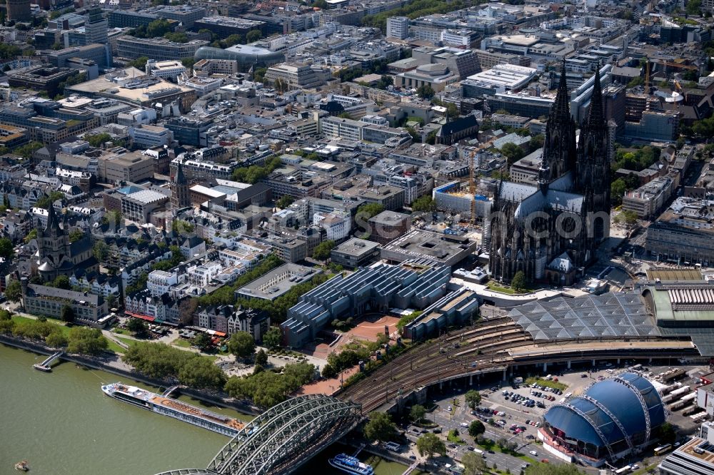 Aerial photograph Köln - City view on down town with Dom and Musival Dome in the district Altstadt in Cologne in the state North Rhine-Westphalia, Germany